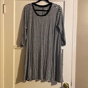 Black and white striped 3/4 sleeve tshirt dress